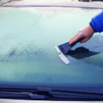 Лобове скло не замерзне навіть у сильний мороз: ось що потрібно на нього покласти