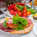 Новорічний стіл без отруєння: прості правила для кожного дому