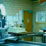 Працівник моргу викрадав телефони загиблих воїнів на Харківщині (ФОТО)