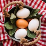 Тисячі людей роблять помилки: Чому не можна класти гарячі варені яйця одразу в холодну воду