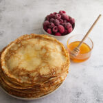 Додаю в тісто секретний інгредієнт і випікаю по 2 хвилини: рецепт млинців, які аж просвічуються