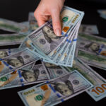 В Україні перепишуть ціни на долар: скільки коштуватиме перед Новим роком