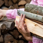 Опалення взимку: як правильно зберігати дрова під час морозів