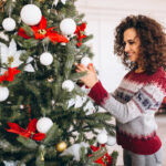 Які прикраси не можна вішати на ялинку, щоб не притягнути в новий рік бідність та невдачі: народні прикмети