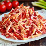 Розкішний салат із крабовими паличками на Новий рік 2026: Всього 4 інгредієнти (РЕЦЕПТ)