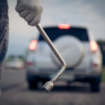 Що робити, якщо пробили шину, а найближчий шиномонтаж за 50 км: лайфхаки водіям