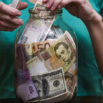 Українці можуть втратити заощадження у доларах: відомо, кого це торкнеться