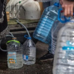 «Люди варять каву на батареях»: У Донецьку загинули понад 150 людей від зневоднення