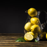 Уже 15 років так зберігаю лимони – не пліснявіють і не всихають: трюк із банкою, який знають не всі