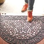 Які знахідки під дверима можуть бути небезпечними: прикмети про порчу і підклади