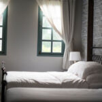 Що покласти під ліжко, щоб захиститись від невдач та бідності: народні прикмети