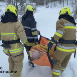 Рівненські рятувальники допомогли медикам швидкої доправити до лікарні хвору жінку (ФОТО)