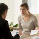 «Ти все вигадуєш»: 5 фраз, якими маніпулятори намагаються контролювати вас