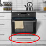 Для чого насправді потрібен ящик під духовкою: мало хто про це знає