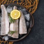 Завжди так швидко розморожую рибу і виходять цілі шматочки: Як зберегти її соковитою