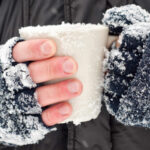 Чим небезпечно зігріватися в морози: Лікар пояснив поширені помилки
