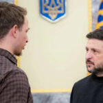 «Я ніколи не просив медалей чи відзнак»: Президент нагородив «Холостяка» (ФОТО)