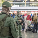 У Варшаві українку затримали через напис «бомба» на чолі: як вона це пояснила