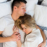 Чоловік відвертається уві сні: що це насправді означає