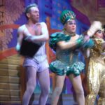 Це були голі груди: багатодітна українка розповіла про дитячу виставу у Британії