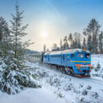 «Як з голодного краю» – через затримку потяга українці залишилися під відкритим небом у Польщі