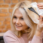 Який колір волосся обрати після 50: прості поради для домашнього фарбування