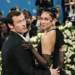 Манікюр, який витісняє френч і градієнт: зірки, як Дуа Ліпа, вже обрали новий тренд (ФОТО)