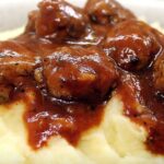 Як приготувати густу ароматну підливу за 5 хвилин: смакуватиме з кашами, пюре й макаронами