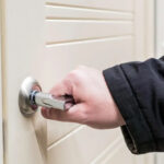 Чому деякі люди перед сном двічі перевіряють двері — пояснення психологів