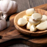 Як швидко прибрати запах часнику з рук: прості лайфхаки