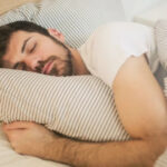 Психологи назвали 8 вечірніх звичок, які роблять вас нещасними