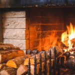 Як економно топити піч дровами: золоті правила, що збережуть тепло