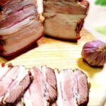 Гості думали, що це сало копчене, а я просто зварила його в цибулі: Готове за 20 хвилин