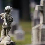 Як розпізнати «знаки» від померлих родичів: народні прикмети