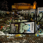 «Дратують портрети, бо нагадують про війну»: У Рівному поліцейські викрили жінку, яка перекинула портрети загиблих Героїв (ФОТО)