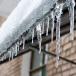 Досить говорити «сосулька»: Як правильно перекласти українською замерзлий лід на дахах