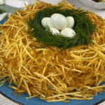 Курку, гриби і «Гніздо глухаря» готове: Хрустка скоринка з картоплі в 10 разів смачніша за чипси