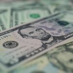 Чому курс готівкового долара відрізняється від безготівкового